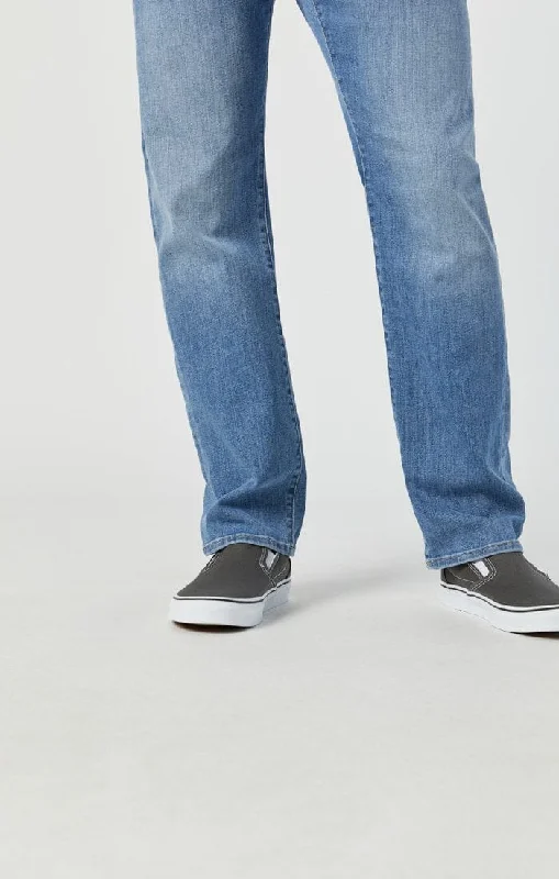 ZACH STRAIGHT LEG JEANS IN LIGHT BRUSHED WILLIAMSBURG