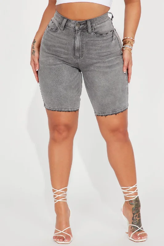 on-the-list-deluxe-stretch-bermuda-shorts-grey