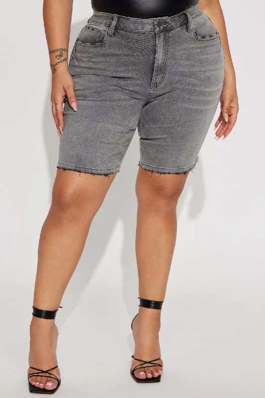 on-the-list-deluxe-stretch-bermuda-shorts-grey