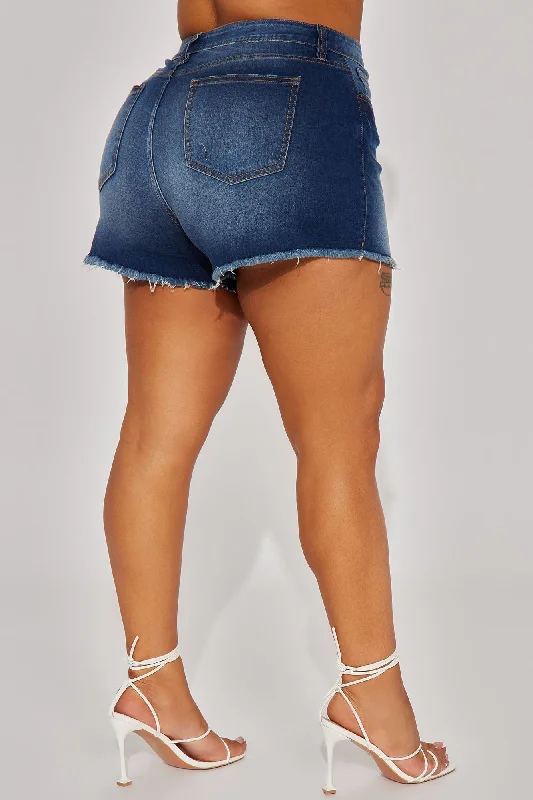 on-the-list-deluxe-stretch-cut-off-shorts-dark-wash