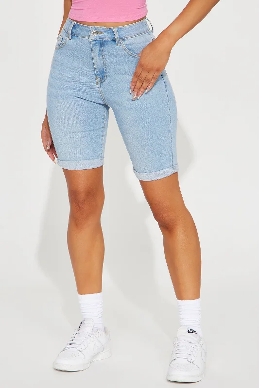 putting-in-the-work-stretch-bermuda-denim-shorts-light-wash